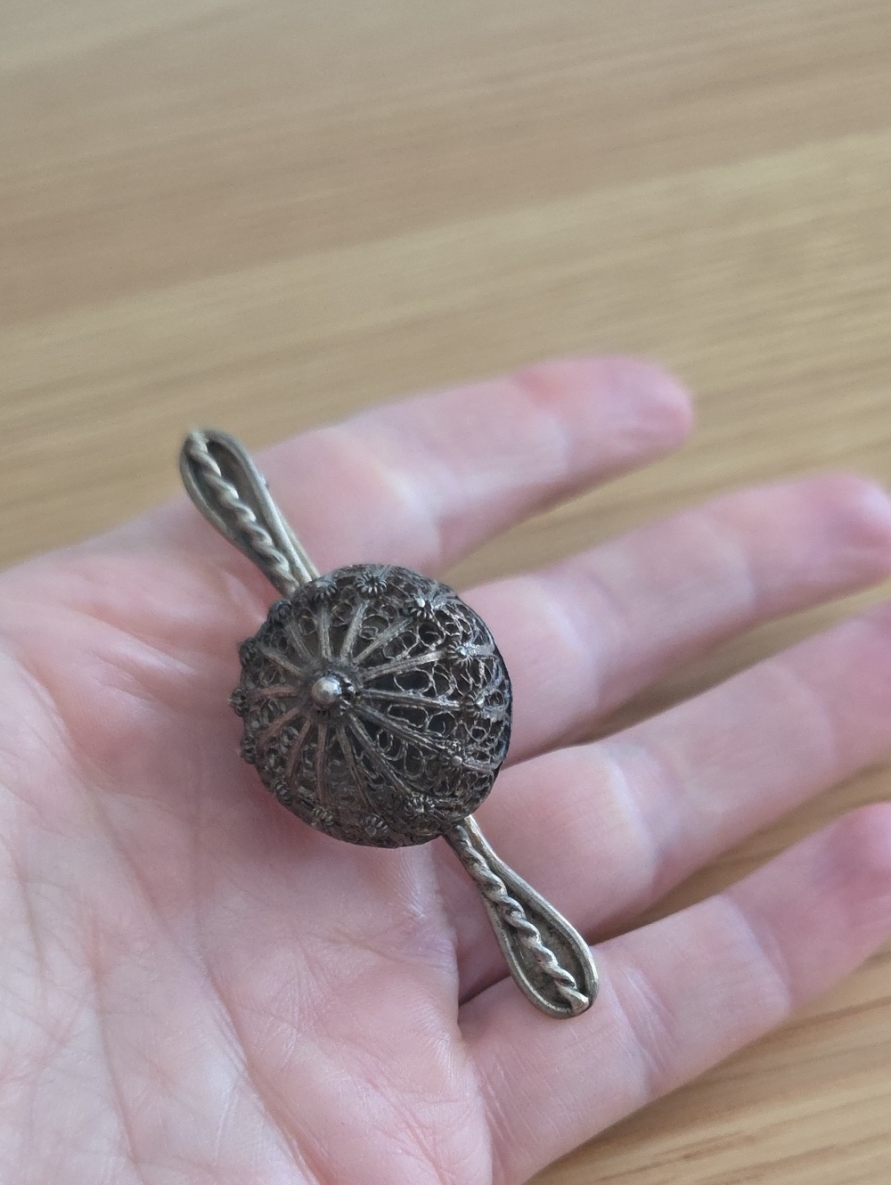 vintage filigree brooch featuring a delicate silver dome design - Picture 4 of 4